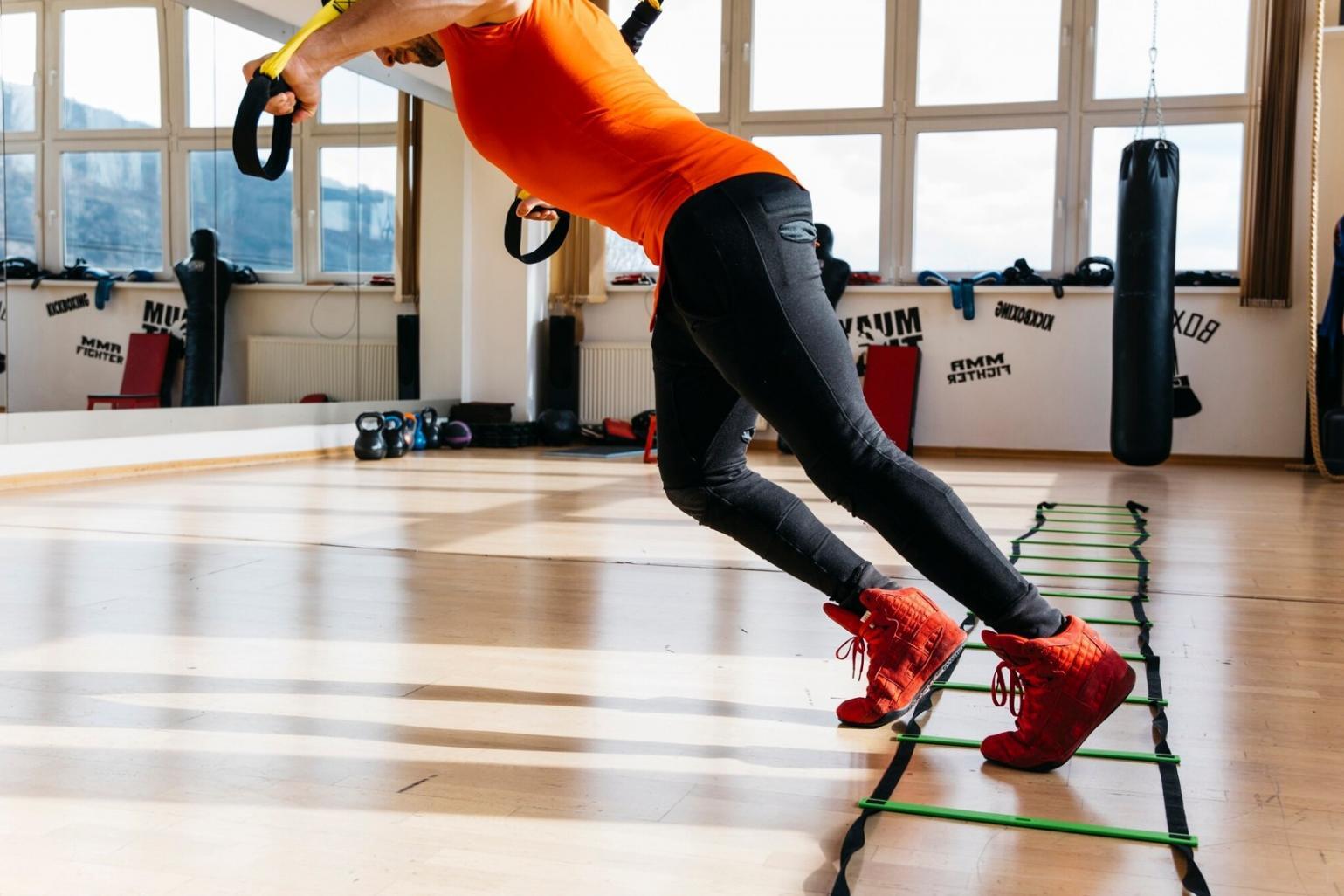 Trening crossfit w ograniczonej przestrzeni